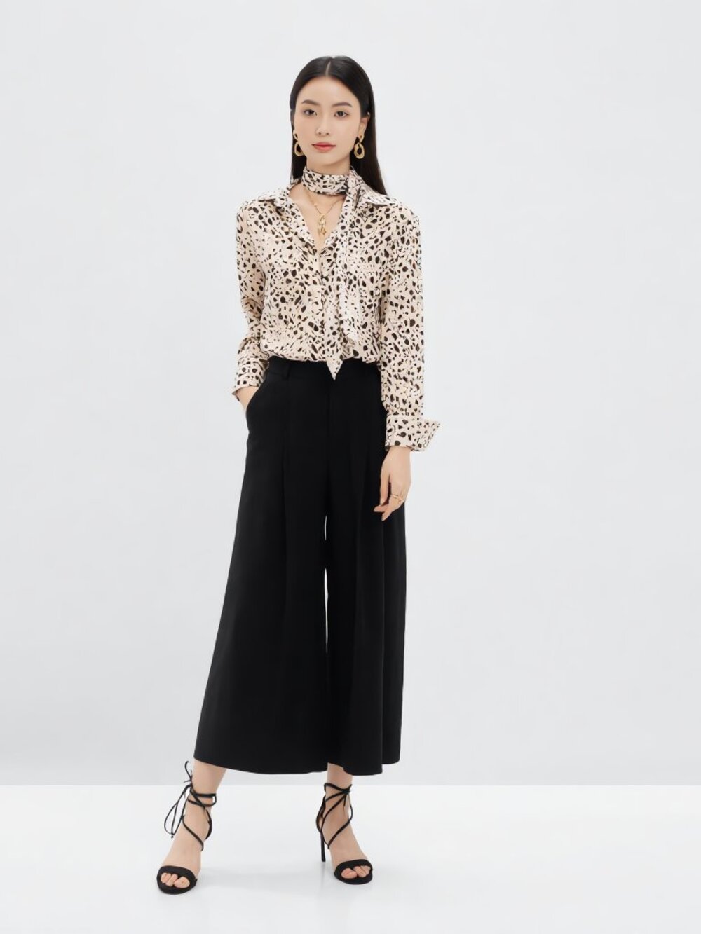 NWT Bebe 100% Silk Dalmatian Print Blouse Long Sleeve Tie Neck Size XS